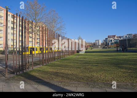 Berlin, Deutschland - 28. Januar 2024: Bernauer Straße. Die Gedenkstätte Berliner Mauer wurde 1998 errichtet, um der durch die Mauer und die d entstandenen Teilung zu gedenken Stockfoto