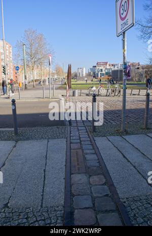 Berlin, Deutschland - 28. Januar 2024: Bernauer Straße. Die Gedenkstätte Berliner Mauer wurde 1998 errichtet, um der durch die Mauer und die d entstandenen Teilung zu gedenken Stockfoto