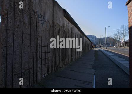 Berlin, Deutschland - 28. Januar 2024: Bernauer Straße. Die Gedenkstätte Berliner Mauer wurde 1998 errichtet, um der durch die Mauer und die d entstandenen Teilung zu gedenken Stockfoto