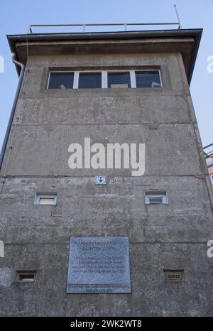 Berlin – 28. Januar 2024: Ein alter Wachturm, benannt nach Gunter Litfin, der als erster von Grenzschutzbeamten getötet wurde, als er versuchte, aus der Ferne zu fliehen Stockfoto