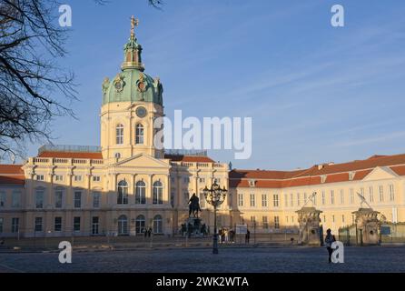 Berlin, Deutschland - 28. Januar 2024: Schloss Charlottenburg ist das größte historische Schloss in Berlin nach dem Zweiten Weltkrieg Sonniger Wintertag. Selektiv fo Stockfoto