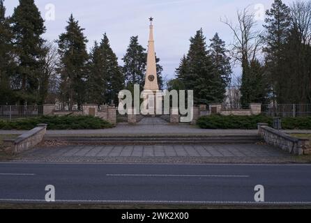 Baruth, Deutschland - 29. Januar 2024: Dieser Kriegsfriedhof der Roten Armee beherbergt die Gräber von 1238 sowjetischen Soldaten, die 1945 während des Zweiten Weltkriegs getötet wurden Stockfoto