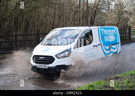 Eton, Windsor, Großbritannien. Februar 2024. Ein Wasserbus der Themse fährt nach starkem nächtlichem Regen mit hoher Geschwindigkeit durch das Hochwasser in einem Land in Eton, Windsor, Berkshire. Quelle: Maureen McLean/Alamy Live News Stockfoto