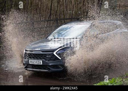 Eton, Windsor, Großbritannien. Februar 2024. Ein Autofahrer fährt nach starkem nächtlichem Regen mit hoher Geschwindigkeit durch Fluten, die Passanten in einem Land in Eton, Windsor, Berkshire vorbeispritzen. Quelle: Maureen McLean/Alamy Live News Stockfoto