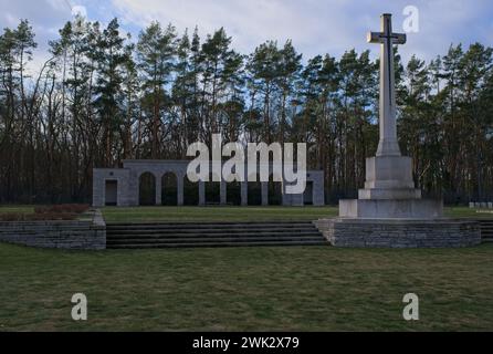 Berlin, Deutschland - 1. Februar 2024: Dieser Commonwealth-Kriegsfriedhof in Berlin beherbergt die Gräber von 3.594 Commonwealth-Begräbnissen des Zweiten Weltkriegs. Sonne Stockfoto