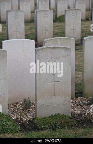 Berlin, Deutschland - 1. Februar 2024: Dieser Commonwealth-Kriegsfriedhof in Berlin beherbergt die Gräber von 3.594 Commonwealth-Begräbnissen des Zweiten Weltkriegs. Sonne Stockfoto