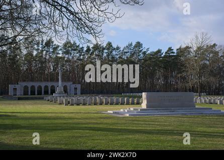 Berlin, Deutschland - 1. Februar 2024: Dieser Commonwealth-Kriegsfriedhof in Berlin beherbergt die Gräber von 3.594 Commonwealth-Begräbnissen des Zweiten Weltkriegs. Sonne Stockfoto