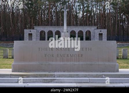 Berlin, Deutschland - 1. Februar 2024: Dieser Commonwealth-Kriegsfriedhof in Berlin beherbergt die Gräber von 3.594 Commonwealth-Begräbnissen des Zweiten Weltkriegs. Sonne Stockfoto