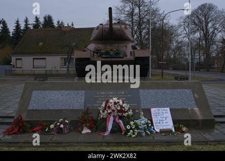 Letschin, Deutschland - 2. Februar 2024. Das sowjetische Panzerdenkmal T-34 in Letschin erinnert an die Überquerung der oder durch die Rote Armee am 31. Januar 194 Stockfoto