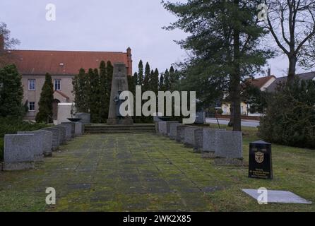 Kustriner Vorland, Deutschland - 2. Februar 2024: Auf diesem Kriegsfriedhof der Roten Armee befinden sich die Gräber von 1200 sowjetischen Soldaten, die 1945 während des Zweiten Weltkrieges getötet wurden Stockfoto