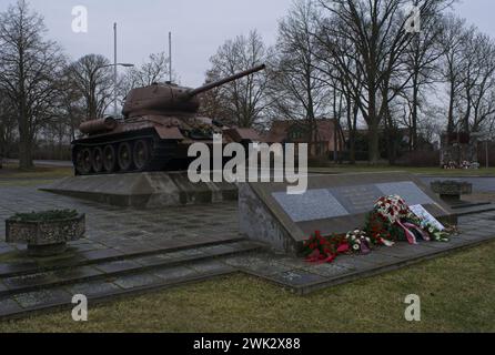 Letschin, Deutschland - 2. Februar 2024. Das sowjetische Panzerdenkmal T-34 in Letschin erinnert an die Überquerung der oder durch die Rote Armee am 31. Januar 194 Stockfoto