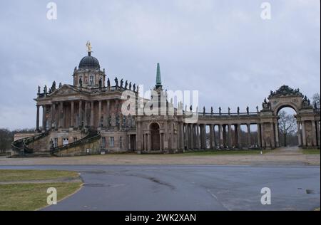 Potsdam, Deutschland - 3. Februar 2024: Universität Potsdam. Bewölkter Wintertag. Selektiver Fokus Stockfoto