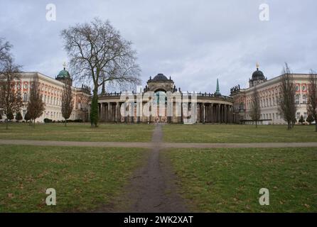 Potsdam, Deutschland - 3. Februar 2024: Universität Potsdam. Bewölkter Wintertag. Selektiver Fokus Stockfoto