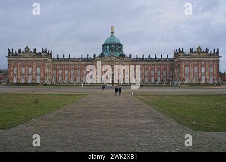 Potsdam, Deutschland - 3. Februar 2024: Universität Potsdam. Bewölkter Wintertag. Selektiver Fokus Stockfoto