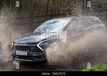 Eton, Windsor, Großbritannien. Februar 2024. Ein Autofahrer fährt nach starkem nächtlichem Regen mit hoher Geschwindigkeit durch Fluten, die Passanten in einem Land in Eton, Windsor, Berkshire vorbeispritzen. Quelle: Maureen McLean/Alamy Live News Stockfoto