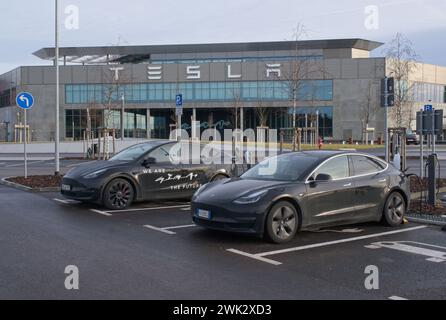 Berlin, 4. Februar 2024: Eine statische Aufnahme von Tesla Model 3 und Y beim Aufladen an den Gigafactory Supercharger und AC-Stationen an einem sonnigen Wintertag. Se Stockfoto