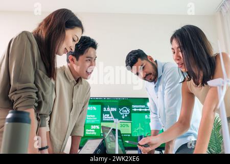 Die Diskussion im Team zur Diversität konzentrierte sich auf ESG (Umwelt, Soziales, Governance) für Net Null Goals in einem nachhaltigen grünen Büro Stockfoto