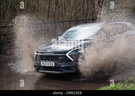 Eton, Windsor, Großbritannien. Februar 2024. Ein Autofahrer fährt nach starkem nächtlichem Regen mit hoher Geschwindigkeit durch Fluten, die Passanten in einem Land in Eton, Windsor, Berkshire vorbeispritzen. Quelle: Maureen McLean/Alamy Live News Stockfoto