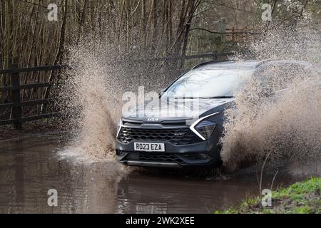 Eton, Windsor, Großbritannien. Februar 2024. Ein Autofahrer fährt nach starkem nächtlichem Regen mit hoher Geschwindigkeit durch Fluten, die Passanten in einem Land in Eton, Windsor, Berkshire vorbeispritzen. Quelle: Maureen McLean/Alamy Live News Stockfoto