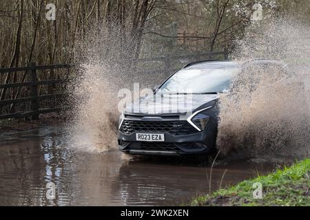 Eton, Windsor, Großbritannien. Februar 2024. Ein Autofahrer fährt nach starkem nächtlichem Regen mit hoher Geschwindigkeit durch Fluten, die Passanten in einem Land in Eton, Windsor, Berkshire vorbeispritzen. Quelle: Maureen McLean/Alamy Live News Stockfoto