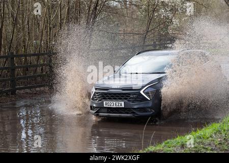 Eton, Windsor, Großbritannien. Februar 2024. Ein Autofahrer fährt nach starkem nächtlichem Regen mit hoher Geschwindigkeit durch Fluten, die Passanten in einem Land in Eton, Windsor, Berkshire vorbeispritzen. Quelle: Maureen McLean/Alamy Live News Stockfoto