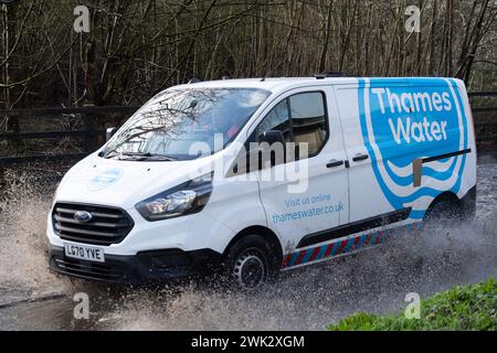Eton, Windsor, Großbritannien. Februar 2024. Ein Wasserbus der Themse fährt nach starkem nächtlichem Regen mit hoher Geschwindigkeit durch das Hochwasser in einem Land in Eton, Windsor, Berkshire. Quelle: Maureen McLean/Alamy Live News Stockfoto