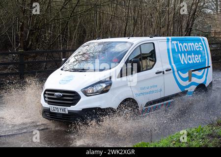Eton, Windsor, Großbritannien. Februar 2024. Ein Wasserbus der Themse fährt nach starkem nächtlichem Regen mit hoher Geschwindigkeit durch das Hochwasser in einem Land in Eton, Windsor, Berkshire. Quelle: Maureen McLean/Alamy Live News Stockfoto