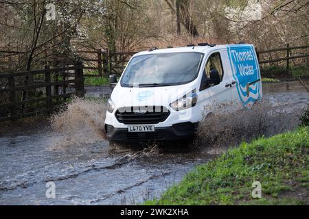 Eton, Windsor, Großbritannien. Februar 2024. Ein Wasserbus der Themse fährt nach starkem nächtlichem Regen mit hoher Geschwindigkeit durch das Hochwasser in einem Land in Eton, Windsor, Berkshire. Quelle: Maureen McLean/Alamy Live News Stockfoto