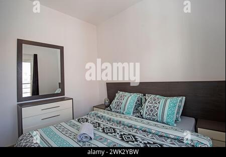 Die Einrichtung im Interior-Design von Luxus zeigt das Schlafzimmer mit Möbeln und Doppelbett mit Frisiertisch Stockfoto
