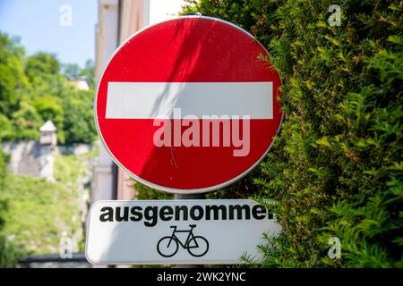 Ein rotes rundes Schild mit einem weißen Balken in der Mitte, das bedeutet, dass Sie nicht auf die Straße fahren dürfen. Unter dem Schild befindet sich ein Schild, dass Fahrräder A Stockfoto