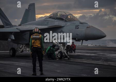 Abendlicher Flugbetrieb an Bord der USS Theodore Roosevelt in der Philippinischen See am 15. Februar 2024. Foto von Adina Phebus Stockfoto