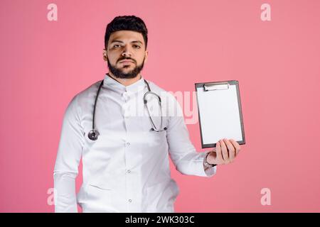 Brünette Ärztin, Praktikant, Sanitäter mit Bart in Uniform mit Phonendoskop. Stockfoto