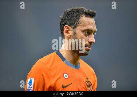 Mailand, Italien. Februar 2024. Hakan Calhanoglu (20) von Inter wurde während des Spiels zwischen Inter und Salernitana bei Giuseppe Meazza in Mailand gesehen. (Foto: Gonzales Photo - Tommaso Fimiano). Stockfoto