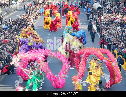 Peking, China. Februar 2024. Ein Luftbild der Drohne, aufgenommen am 14. Februar 2024, zeigt Touristen, die eine Volkskunst-Parade im Bezirk Chongchuan in der Stadt Nantong in der ostchinesischen Provinz Jiangsu beobachten. Quelle: Xu Congjun/Xinhua/Alamy Live News Stockfoto