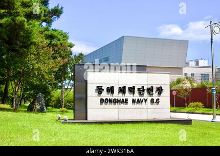 Donghae City, Südkorea - 28. Juli 2019: Schild für die Donghae Navy S.S in der Nähe des Hafens Donghae. Stockfoto