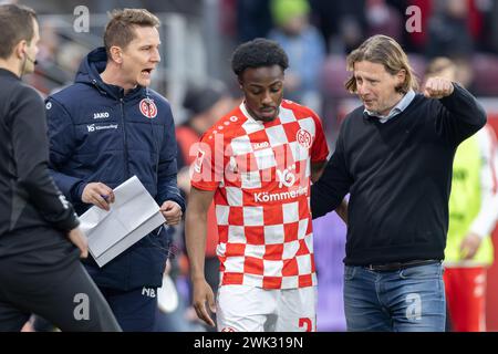 17. Februar 2024, Rheinland-Pfalz, Mainz: Fußball: Bundesliga, FSV Mainz 05 - FC Augsburg, Spieltag 22, Mewa Arena. Spielerwechsel: Letzte Anleitung für Merveille Papela (1.FSV Mainz 05, 24) von Assistenztrainer Niko Bungert (1.FSV Mainz 05) links und Trainer Bo Henriksen (1.FSV Mainz 05) rechts. Foto: Jürgen Kessler/dpa - WICHTIGER HINWEIS: Gemäß den Vorschriften der DFL Deutschen Fußball-Liga und des DFB Deutschen Fußball-Bundes ist es verboten, im Stadion und/oder des Spiels aufgenommene Fotografien in Form von sequenziellen Bildern und/oder Verwertung zu verwenden Stockfoto