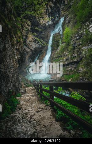 Einer der schönsten und am meisten besuchten Wasserfälle in Slowenien. Atemberaubender Savica-Wasserfall in der tiefen Schlucht in der Nähe des Bohinj-Sees, Slowenien, Europa Stockfoto