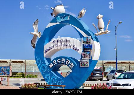 Donghae City, Südkorea - 28. Juli 2019: Die diamantförmige Eingangskulptur zum Mukho Port Waterside Park erhebt sich auf 10 Metern Höhe Stockfoto