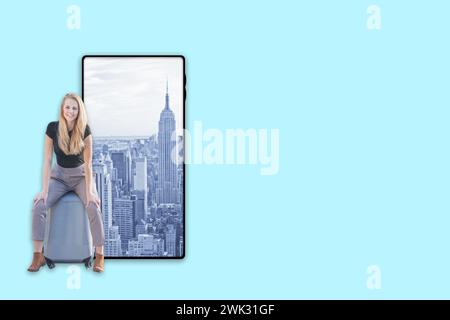 Die junge lächelnde Frau sitzt auf einem Koffer in der Nähe des Smartphones mit Manhattan auf dem Bildschirm. Reise nach New York City Konzept. Stockfoto