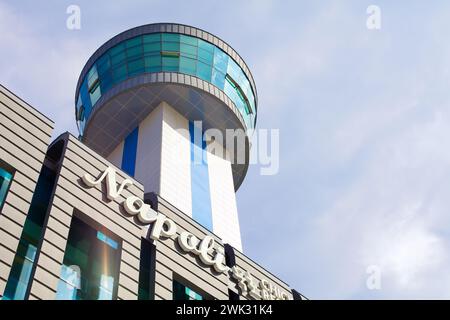 Donghae City, Südkorea - 28. Juli 2019: Die imposante Struktur des Mukho Port Observatory thront darüber, ein Leuchtturm für Besucher, die ein Panorama suchen Stockfoto