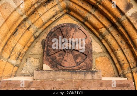 Ein alter Grabstein steht aufrecht in einer Tür an der St. Andrew's Church, Leyland. Stockfoto