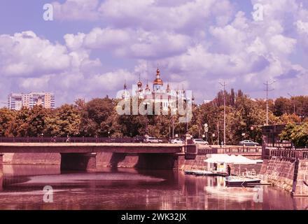 Ukraine, Charkiw - 23. Juni 2020. Das Kloster der Heiligen Fürbitte und die Lopan-Brücke über den Fluss Lopan im Zentrum von Charkiw. Stockfoto