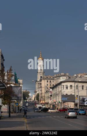 Charkiw, Ukraine - 11. Oktober 2021. Kathedrale von Assumption in Charkiw, der Glockenturm der Assumption-Kathedrale Uspenskij Sobor Stockfoto