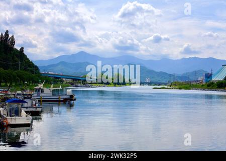 Donghae City, Südkorea - 28. Juli 2019: Der Jeon Stream fließt anmutig durch Donghae City, seine grünen Ufer bilden den Auftakt zu Bergen, die in die hineinragen Stockfoto