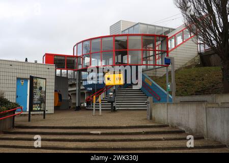 Schilder für Fahrgäste, die aufgrund von Wartungsarbeiten in den Niederlanden durch Busse ersetzt werden sollen Stockfoto