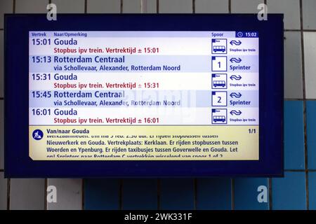 Schilder für Fahrgäste, die aufgrund von Wartungsarbeiten in den Niederlanden durch Busse ersetzt werden sollen Stockfoto