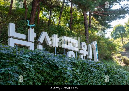 Seoul, Südkorea - 11. Oktober 2022: Namsan Park Beschilderung. Es ist ein berühmter Wanderweg in der Nähe des N Seoul Tower. Stockfoto