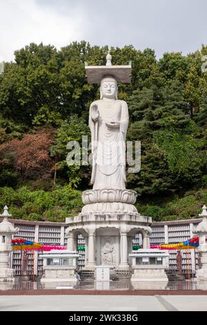 Seoul, Südkorea - 27. Oktober 2023: Mireuk Daebul-Statue des Bodhisattva Maitreya im Bongeunsa-Tempel, einem buddhistischen Tempel in Seoul. Mit Hintergrund Stockfoto