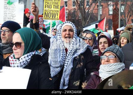 Washington, USA. Februar 2024. Hunderte von Pro Gaza, Pro Palestine und Pro Rafah-Anhängern versammelten sich am 17. Februar 2024 vor dem „Freundschaftsbogen“ in Washingtons Chinatown in DC, USA. Befürworter fordern einen Waffenstillstand, damit Israel Rafah verlässt, und behaupten, Israel habe kein Recht, sich zu verteidigen. (Foto: Robyn Stevens Brody/SIPA USA) Credit: SIPA USA/Alamy Live News Stockfoto