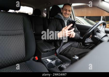 Ein fröhlicher indianer, der Auto fährt, vom Armaturenbrett erschossen wird, während der Sommerferien auf Reisen geht, Kopierraum. Ein glücklicher Typ aus dem Nahen Osten in lässigen Outfits und Stockfoto